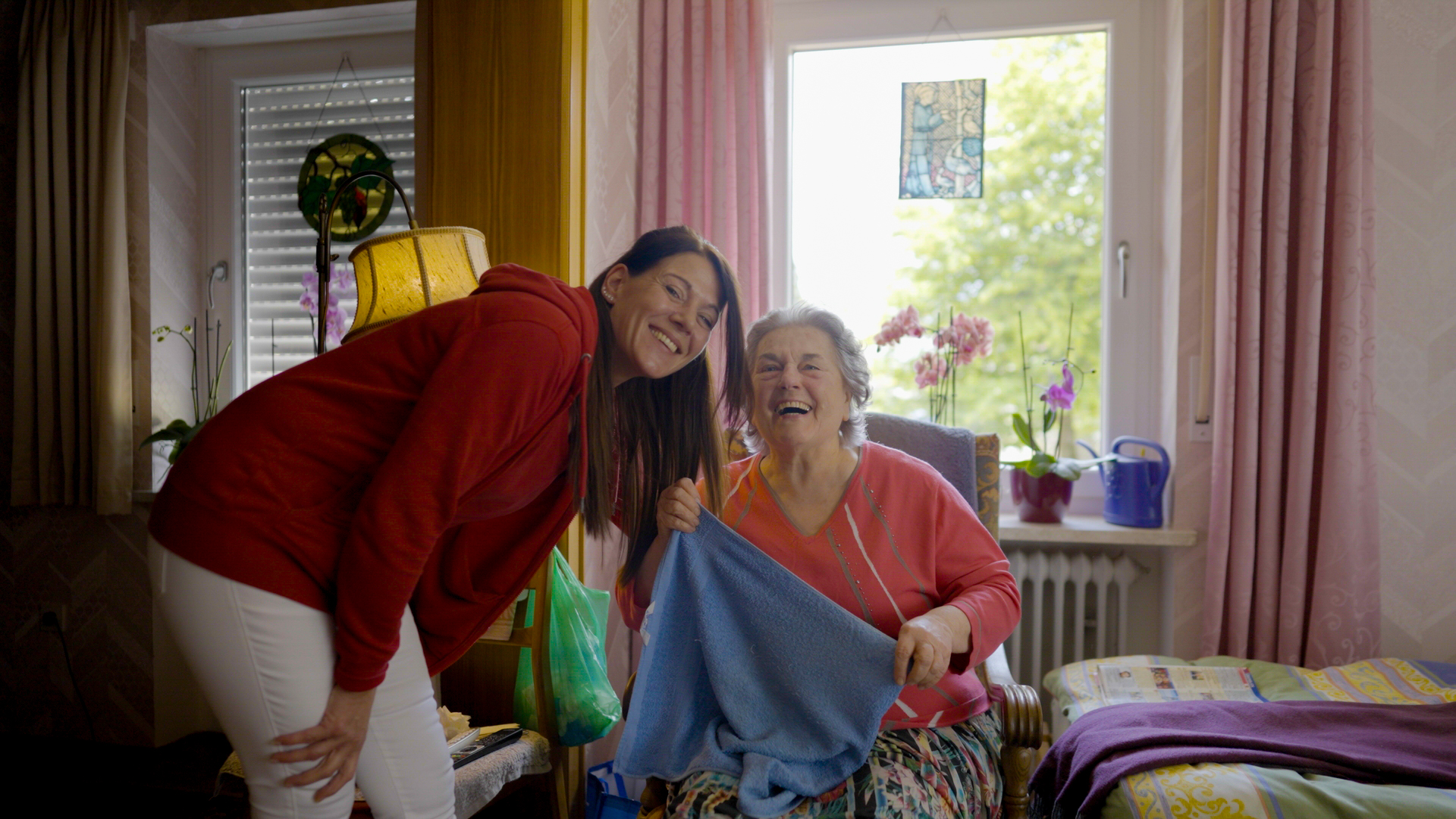 Einfühlsame Pflege - Pflegekraft und Bewohnerin