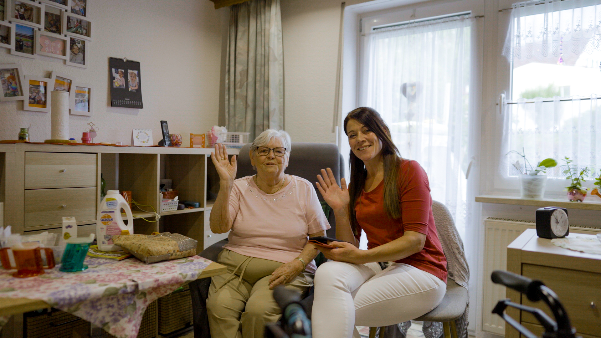 Häusliche Pflege - Pflegekraft besucht Patientin zu Hause